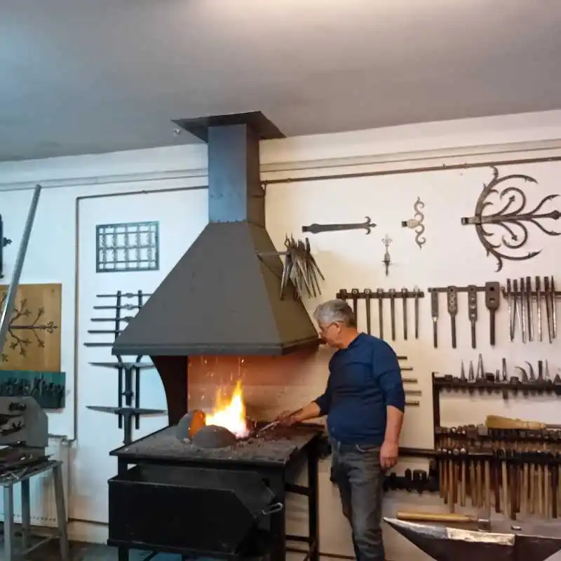 Image from Agerpres: *REPORTAJ Covasna: Magicianul din Tălișoara și muzica nicovalei fără d...