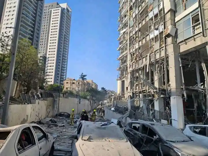Image from الشرق نيوز: صور جديدة توثق الدمار الكبير في "تل أبيب"؛ جرّاء سقوط صاروخ إيراني، صب...