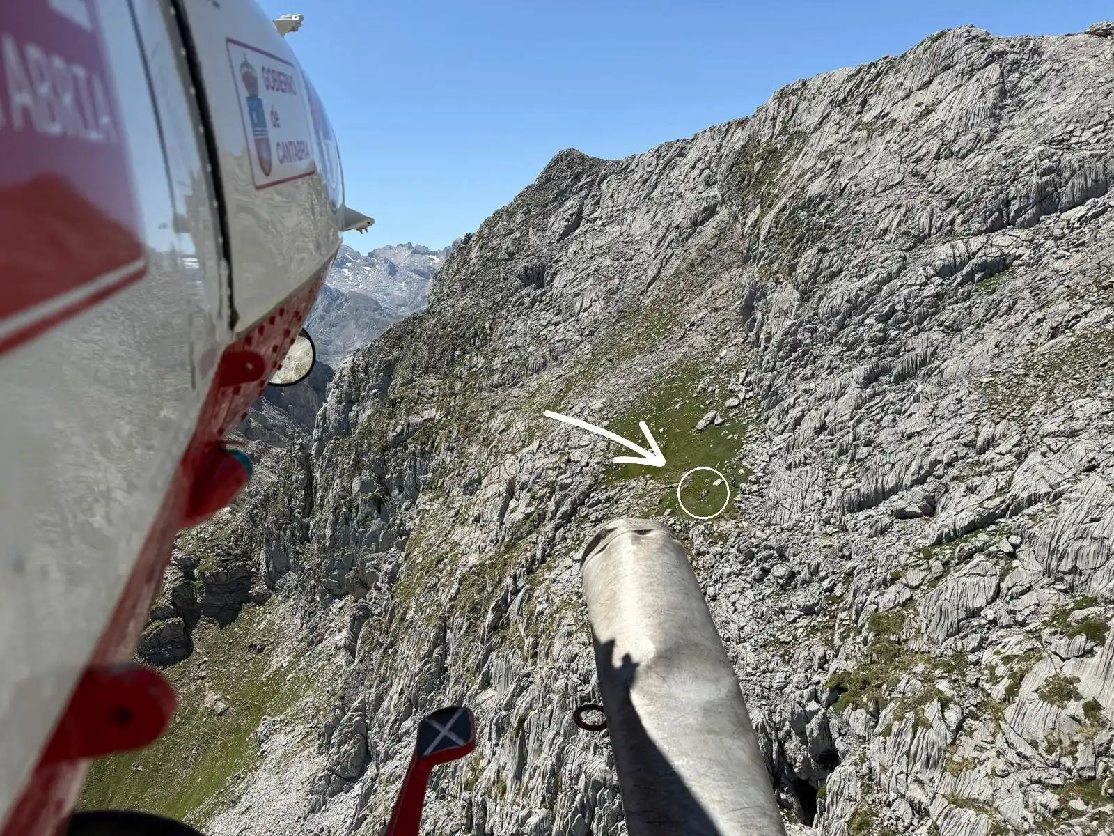 Image from Diario de Valderrueda: *Auxilian a tres montañeros enriscados en Picos de Europa* https://www...