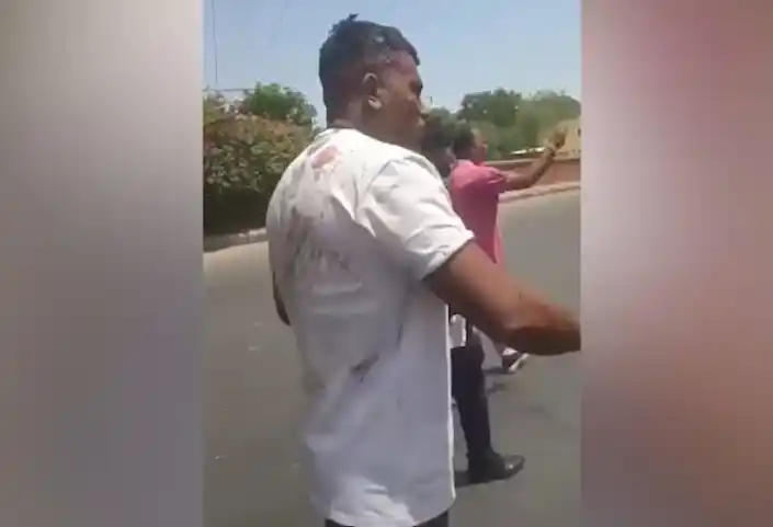 Image from AD: *Britse man overleeft vliegtuigcrash India: ‘Overal lichamen om mij he...