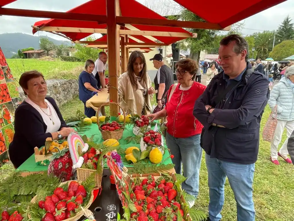 Image from Diario de Valderrueda: *Candamo celebra un exitoso Festival de la Fresa tras su hermanamiento...