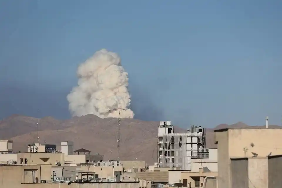 Image from TUIṬHAPHAI Chanchinthar: *ISRAEL - IRAN INBEIH NI 5-NA* _(Tehran mipui te hmun him pan turin US...