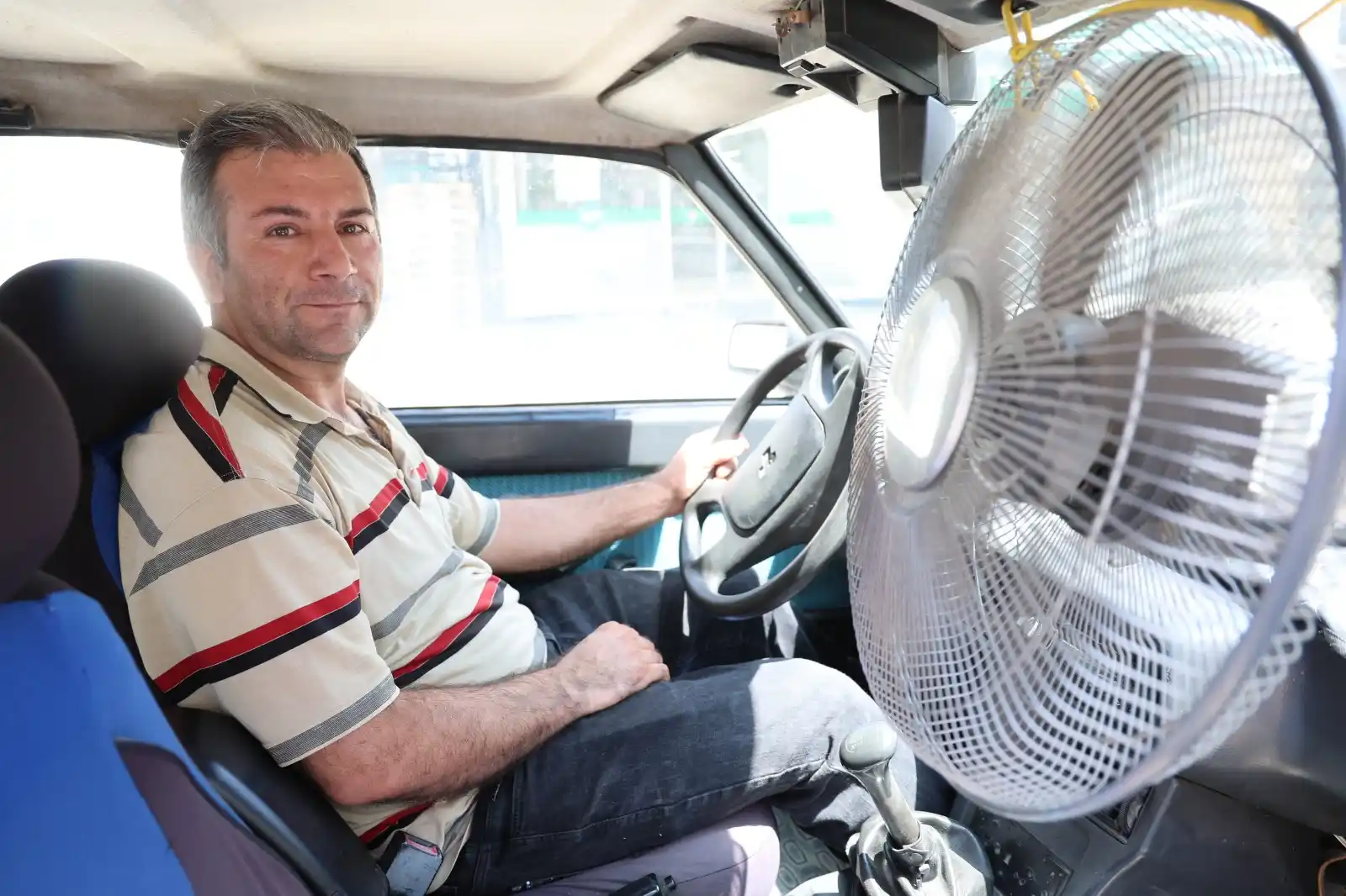 Image from Onedio: Adana sıcağından bunalan bir sürücü, 87 model aracına vantilatör taktı...