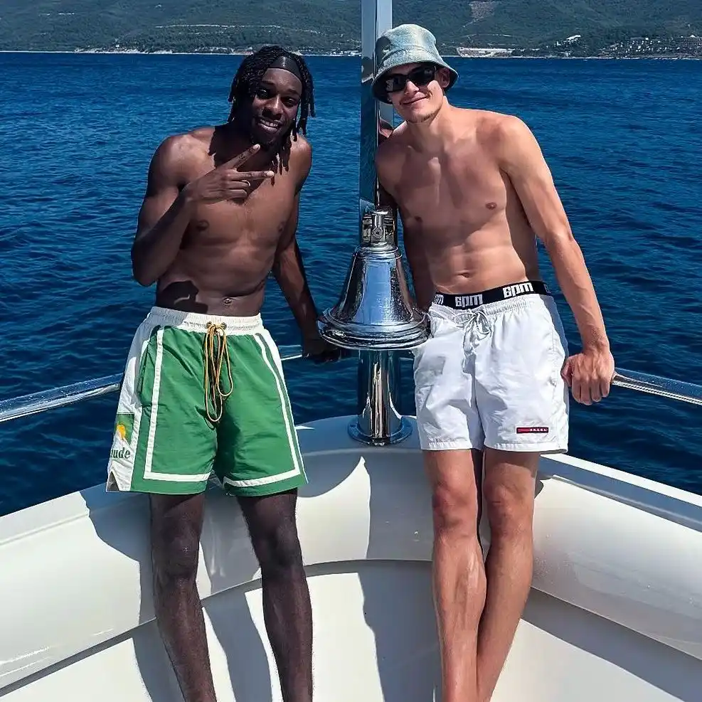 Image from Onedio: Arkadaşlarıyla birlikte yapacağı tatil için Bodrum’u tercih eden Liver...