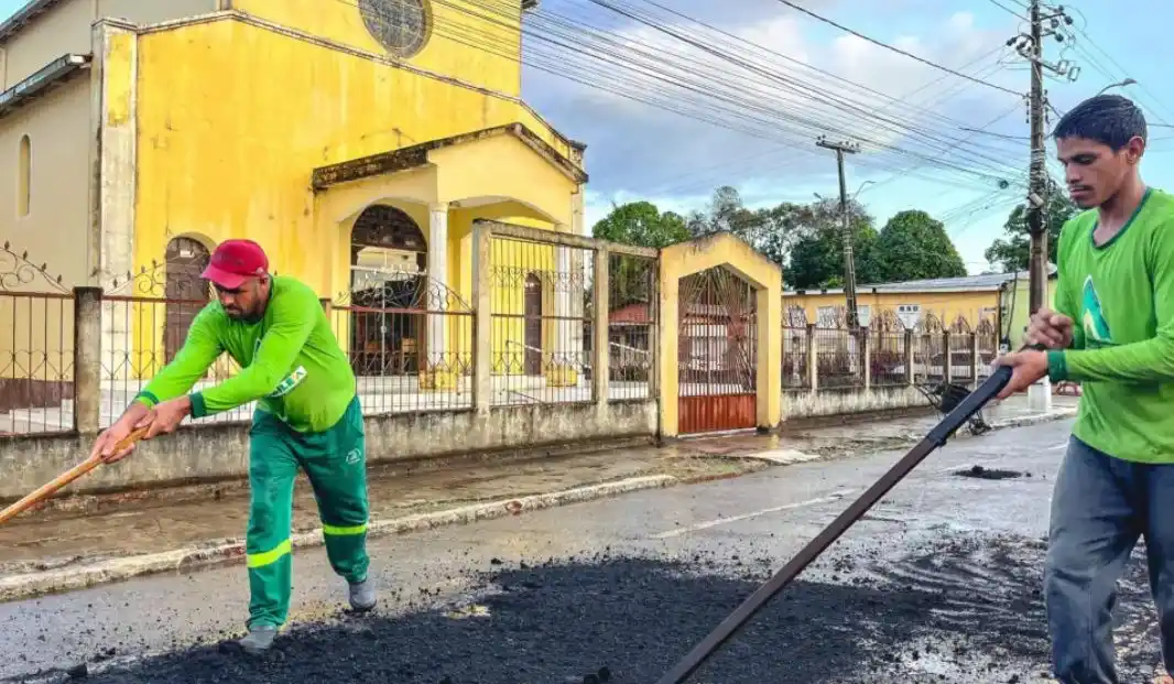 Image from ac24horas.com: *Brasileia reforça “Operação Tapa-Buracos” com 400 toneladas de asfalt...