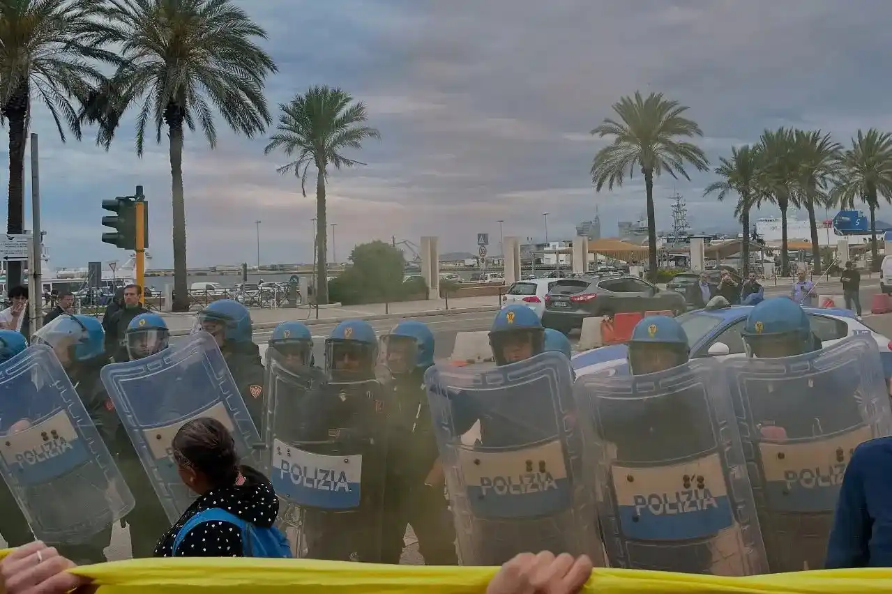 Image from L'Unione Sarda: *Cagliari, scontri in piazza Matteotti: arrestato un antimilitarista* ...