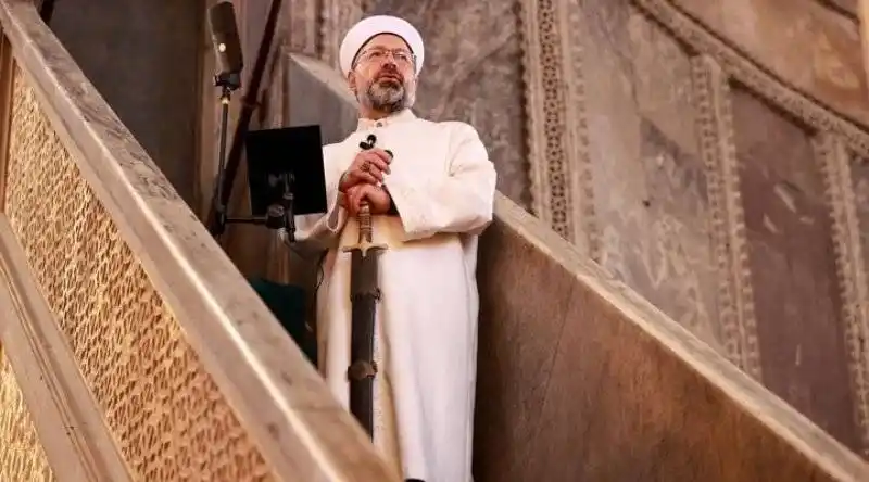 Image from Onedio: Diyanet'in Cuma hutbesi: "İçinde yaşadığımız çağda seküler hayat tarzı...
