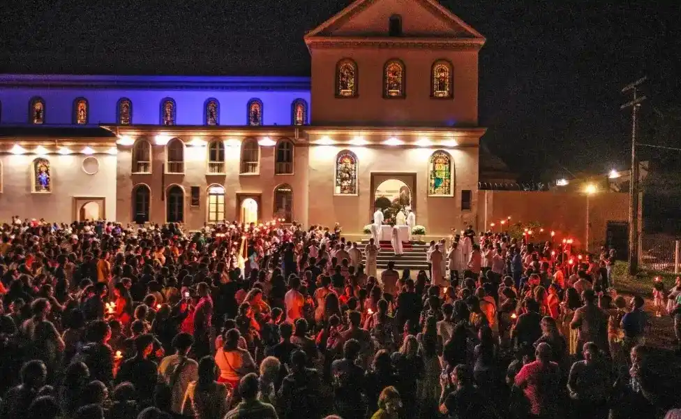Image from ac24horas.com: *Fiéis participam de procissão do Santíssimo Sacramento, em Rio Branco...