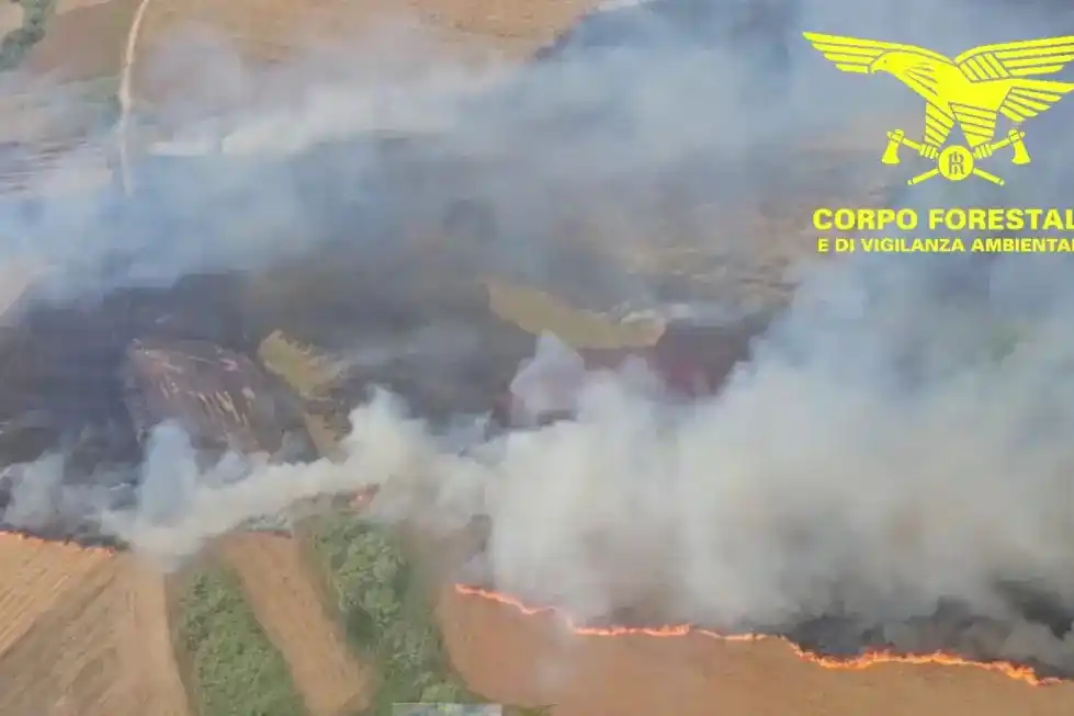 Image from L'Unione Sarda: *In Sardegna altri 20 incendi. Elicotteri e Canadair in volo a Bonorva...
