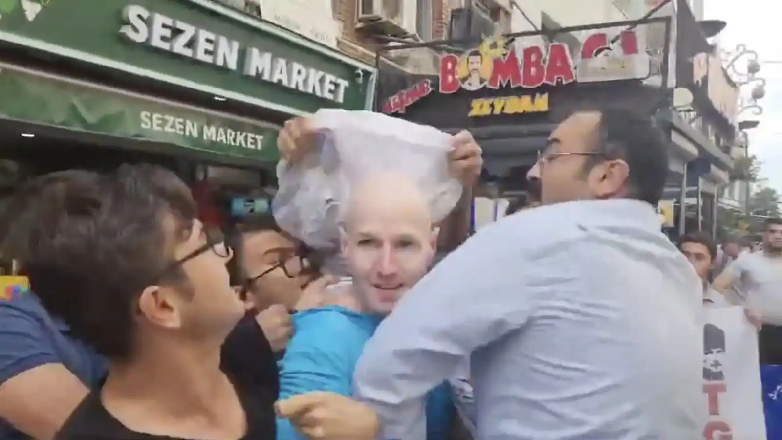 Image from Onedio: İzmir’de Amerikan askerinin başına çuval geçirdikleri gerekçesiyle hak...