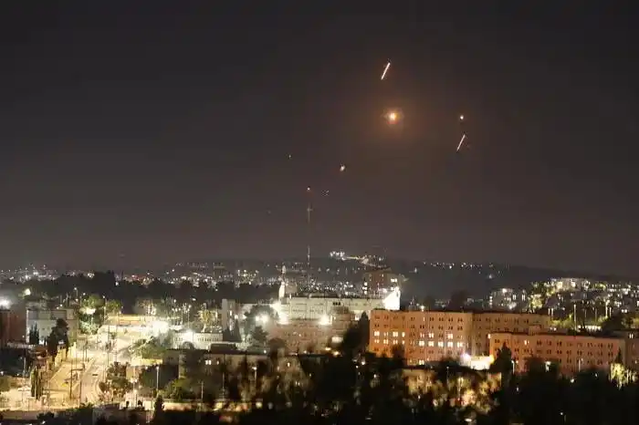 Image from L'Unione Sarda: *L’Iran contrattacca Israele, è guerra: pioggia di missili su Tel Aviv...