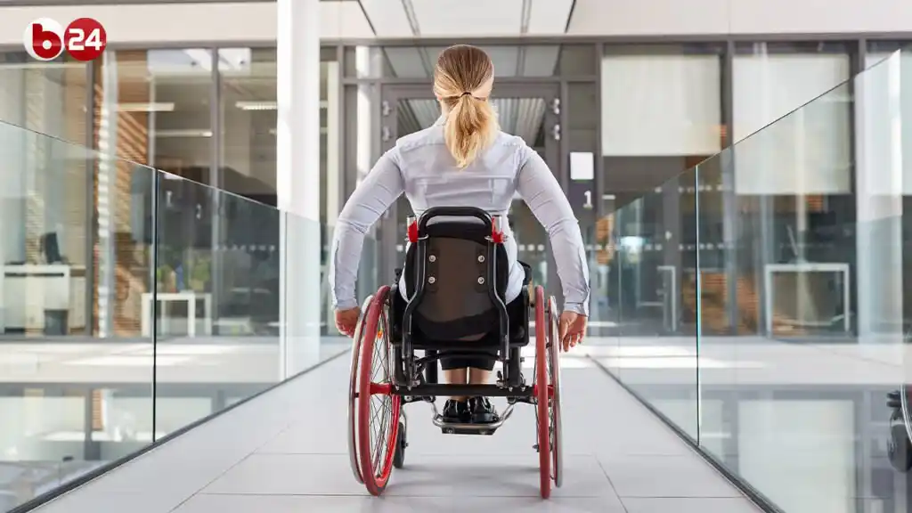 Image from BYOBLU, la Tv dei cittadini: *LO STATO SCARICA I DISABILI: L'INGIUSTIZIA SULLE CARROZZINE*  Persone...