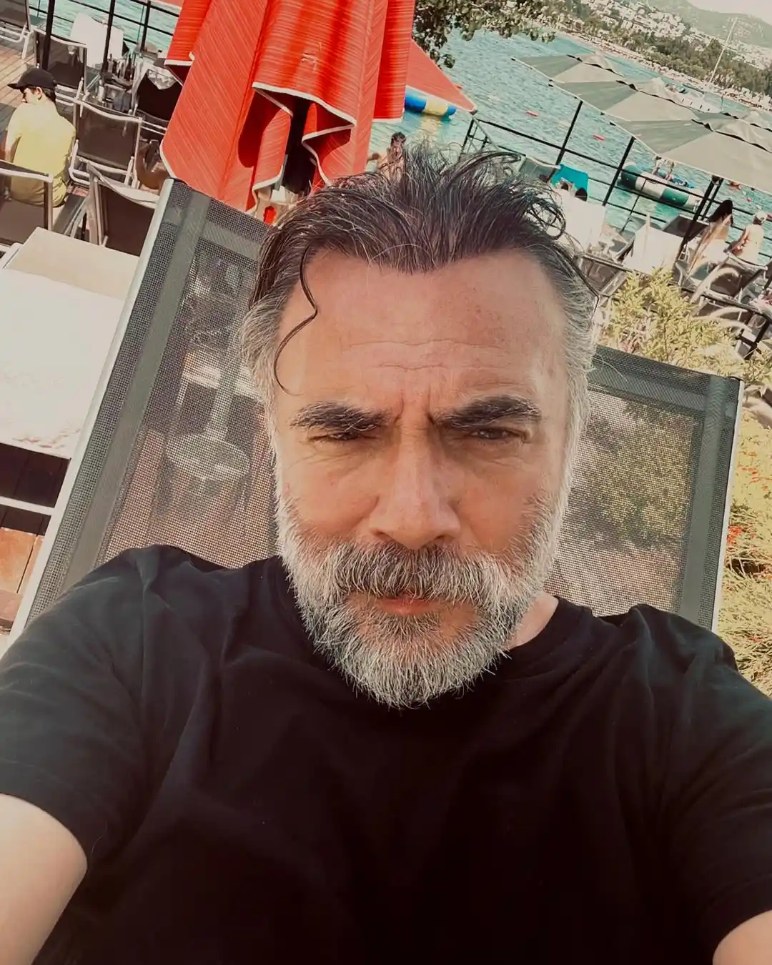 Image from Onedio: Oktay Kaynarca: “Evlenmek ve çocuk yapmak, bence askerlik gibi önceden...