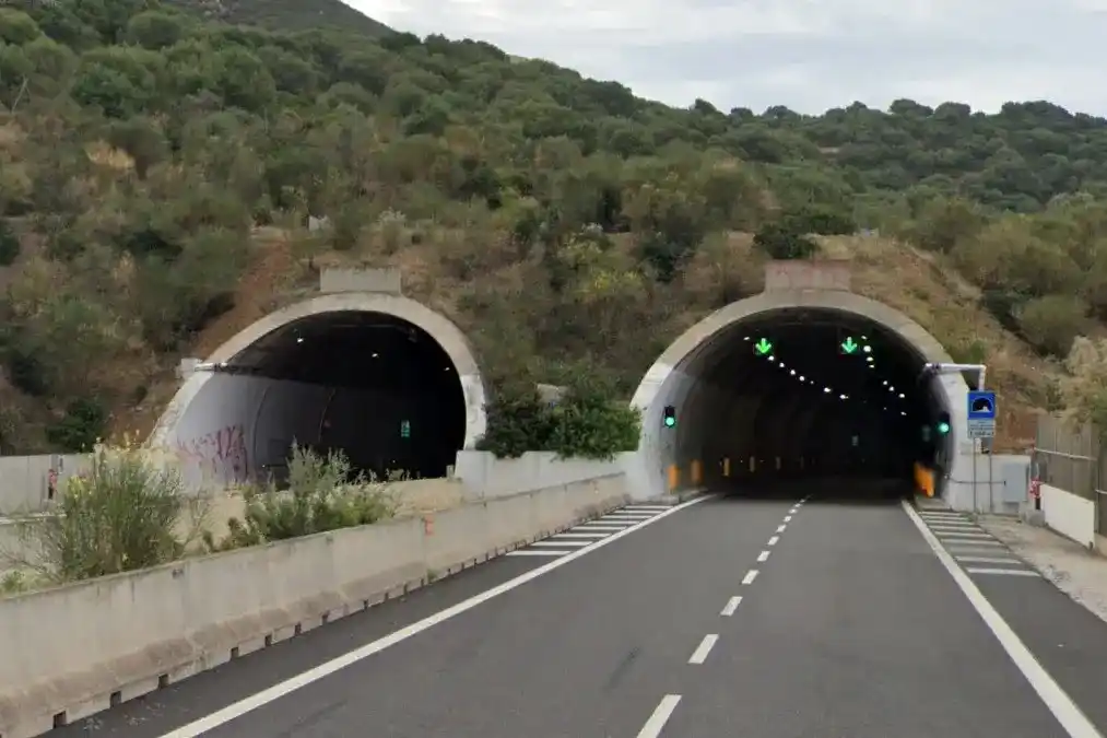 Image from L'Unione Sarda: *Quartu, rimozione di calcinacci in galleria: chiuso un tratto della s...