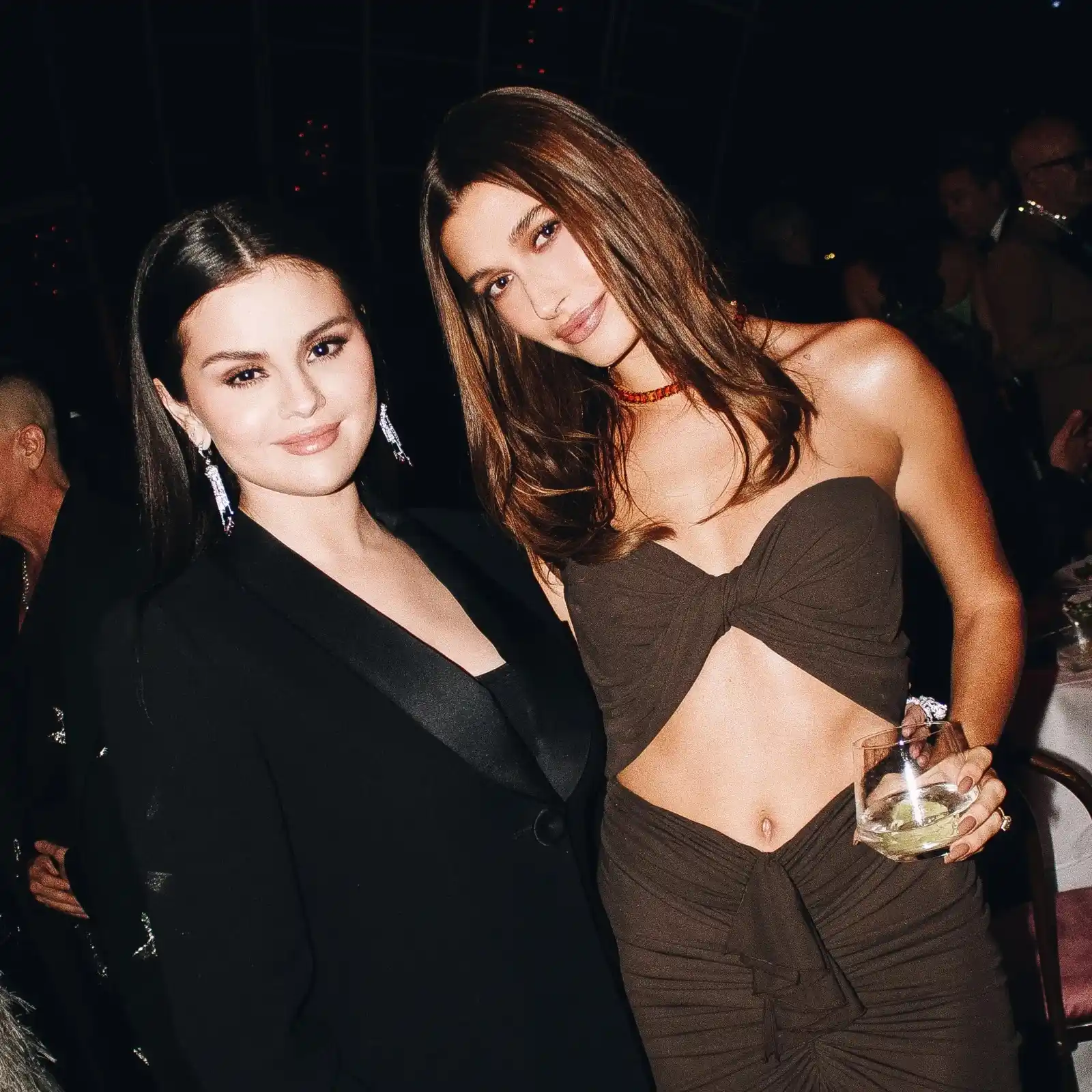 Image from Onedio: Selena Gomez ve Hailey Bieber, sosyal medya hesaplarından birbirlerini...