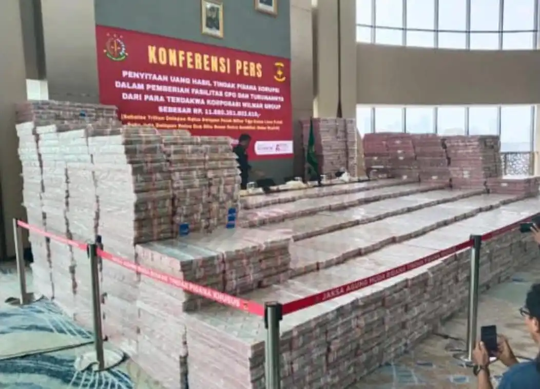 Image from Dakwah Ideologis: *Sudah melihat tumpukan uang hasil korupsi yang disita Kejaksaan? Tota...