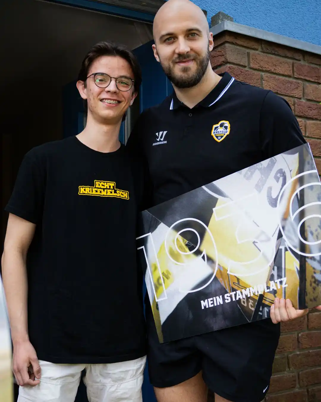 Image from Krefeld Pinguine: Unsere erste Neuverpflichtung zu Gast beim ersten Dauerkarten-Käufer d...