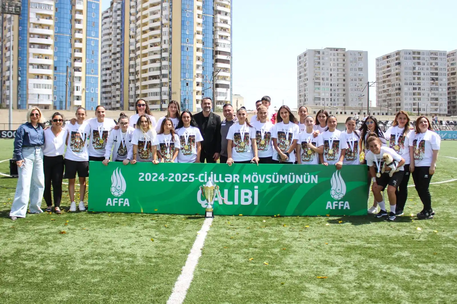 Image from Neftçi PFK: Yüksək Qızlar Liqasında çempion olan komandamıza kubok və qızıl medall...