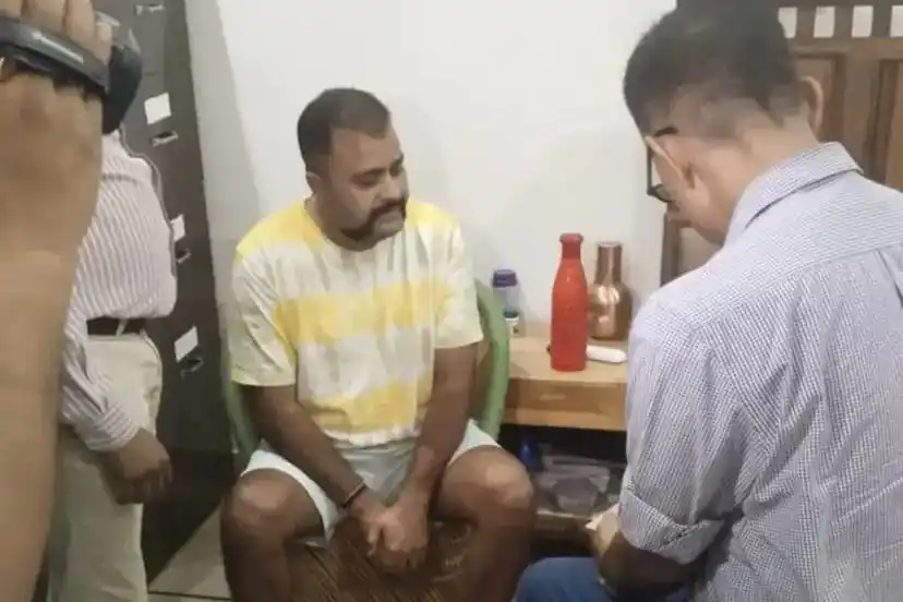 Image from तेज न्यूज24®: *आय से 200 गुना ज्यादा संपत्ति बना बैठा यह सरकारी कर्मचारी, मिले कई लग...