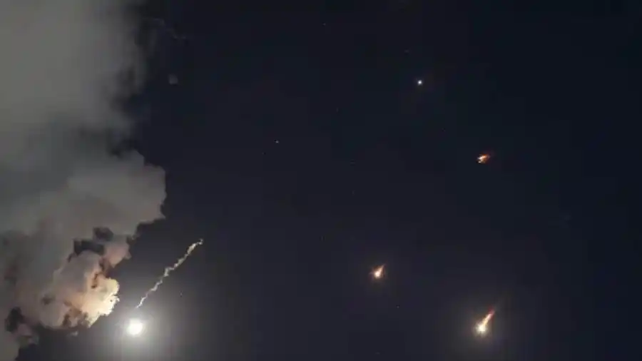 Image from صحيفة الثورة اليمنية: انفجارات في الاراضي المحتلة بعد اطلاق دفعة من الصواريخ الايرانية صباح ...