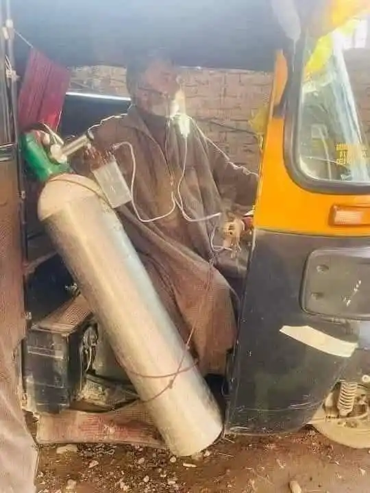 Image from باخبر ذرائع 🌐: اپنی بیماری بھول کر اپنے بچوں کی روزی روٹی کا غم ایک ایک سانس کے لئے ...