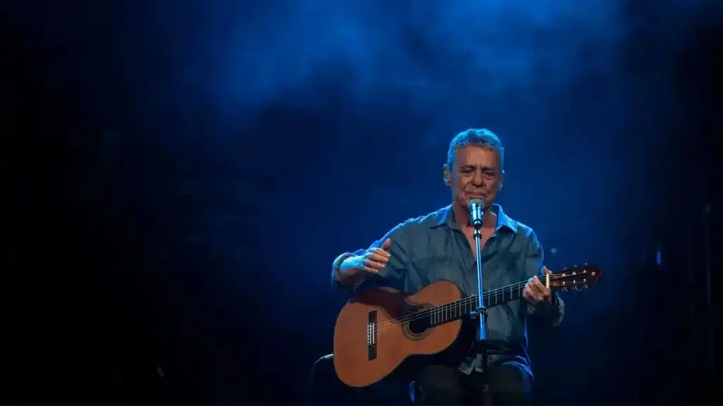 Image from La HJCK: 🎶 *Chico Buarque, 81 años y un legado de poesía, resistencia y música...