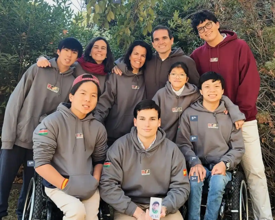 Image from EL CORREO: 📌 *La familia con ocho hijos (cinco adoptados y con discapacidad) que...