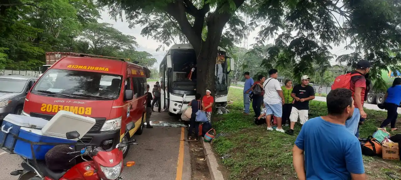 Image from tunota: 🚨*LO ÚLTIMO* | Dos personas heridas deja accidente de autobús en Vill...