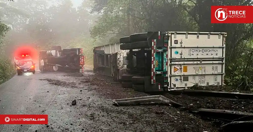 Image from Sinart Digital: 📣 Precaución | El vuelco de un tráiler y el derrame de combustible en...