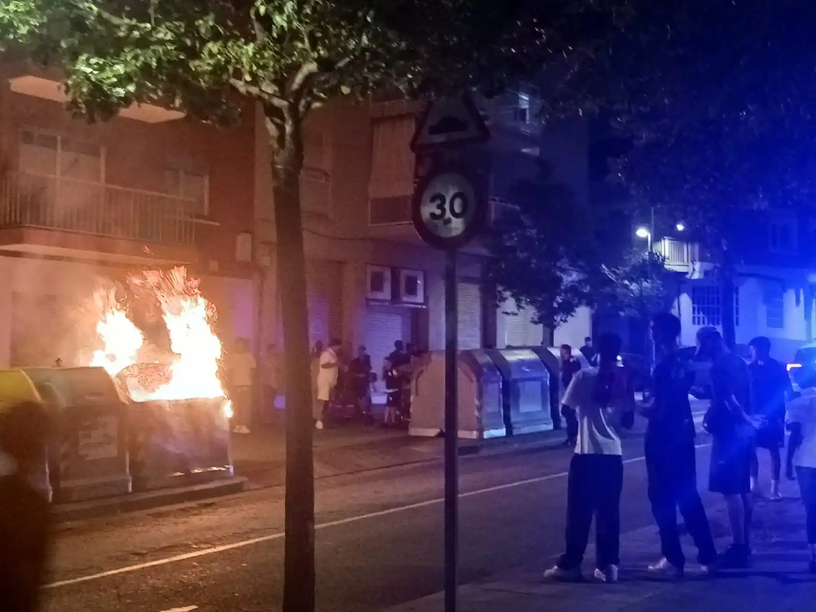 Image from Capgròs - Mataró i Maresme: Tornen a cremar contenidors de nit al barri de Rocafonda https://capgr...