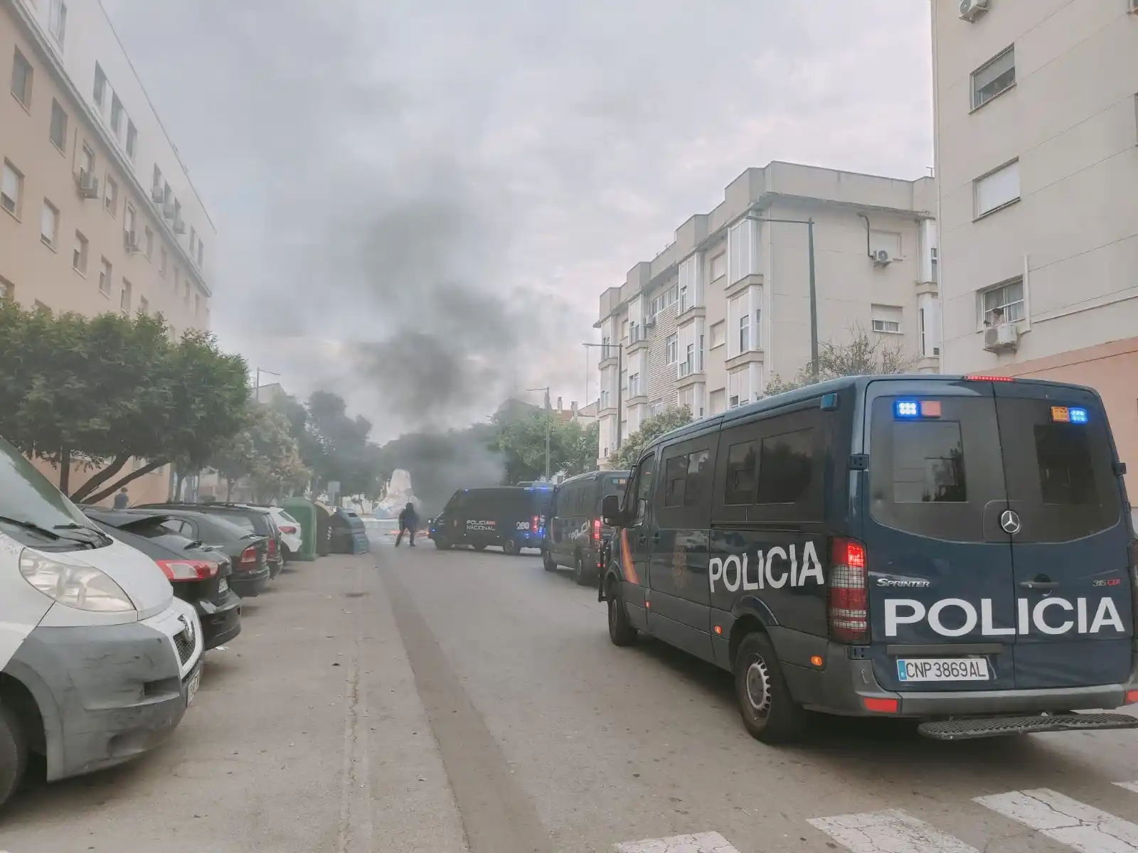 Image from Onda Cádiz: ⚠️ Altercados puntuales en el Río San Pedro con quema de muebles y enf...