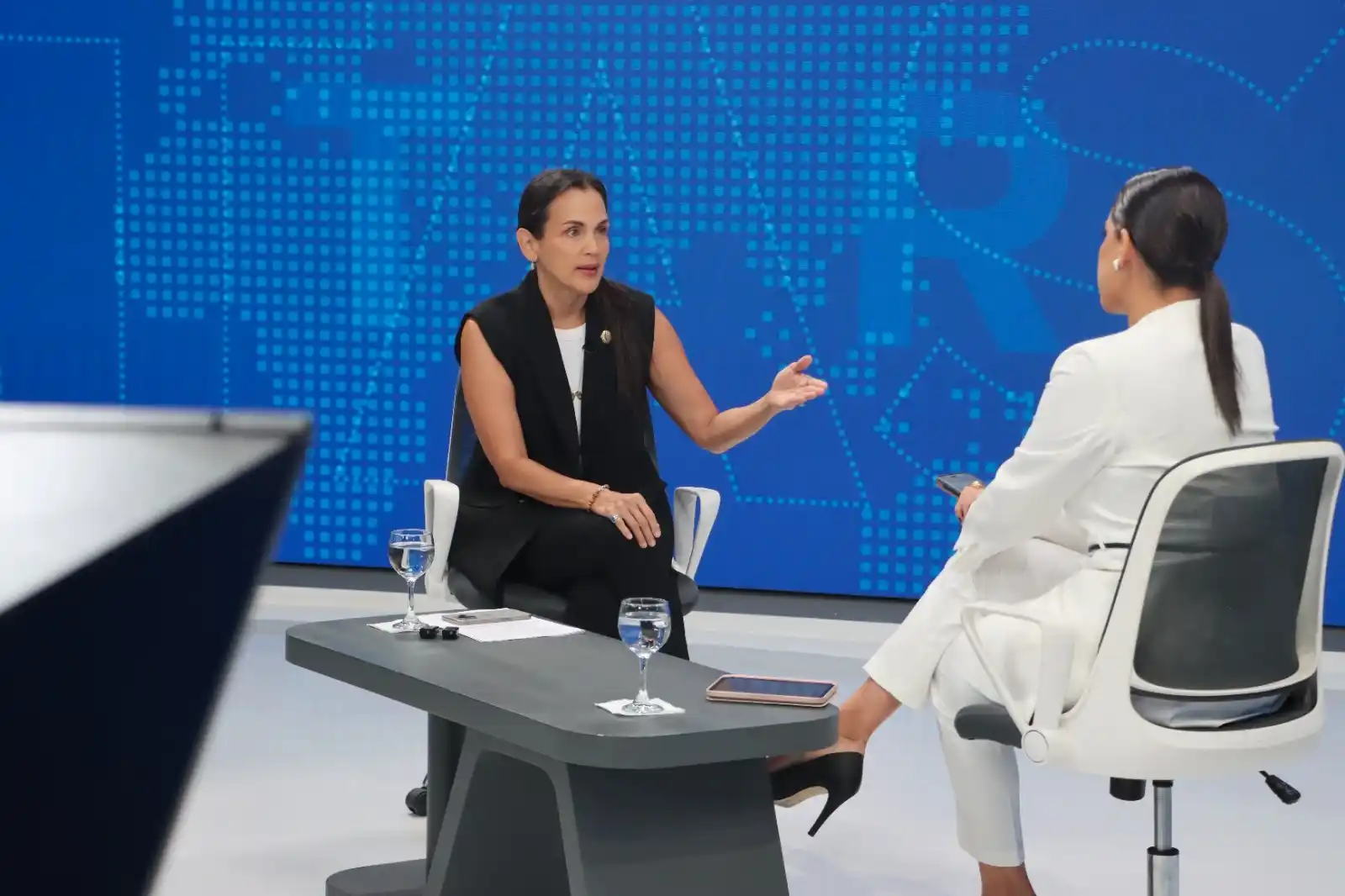 Image from Vistazo: Ante el próximo estiaje en Ecuador, la ministra de Energía, Inés Manza...