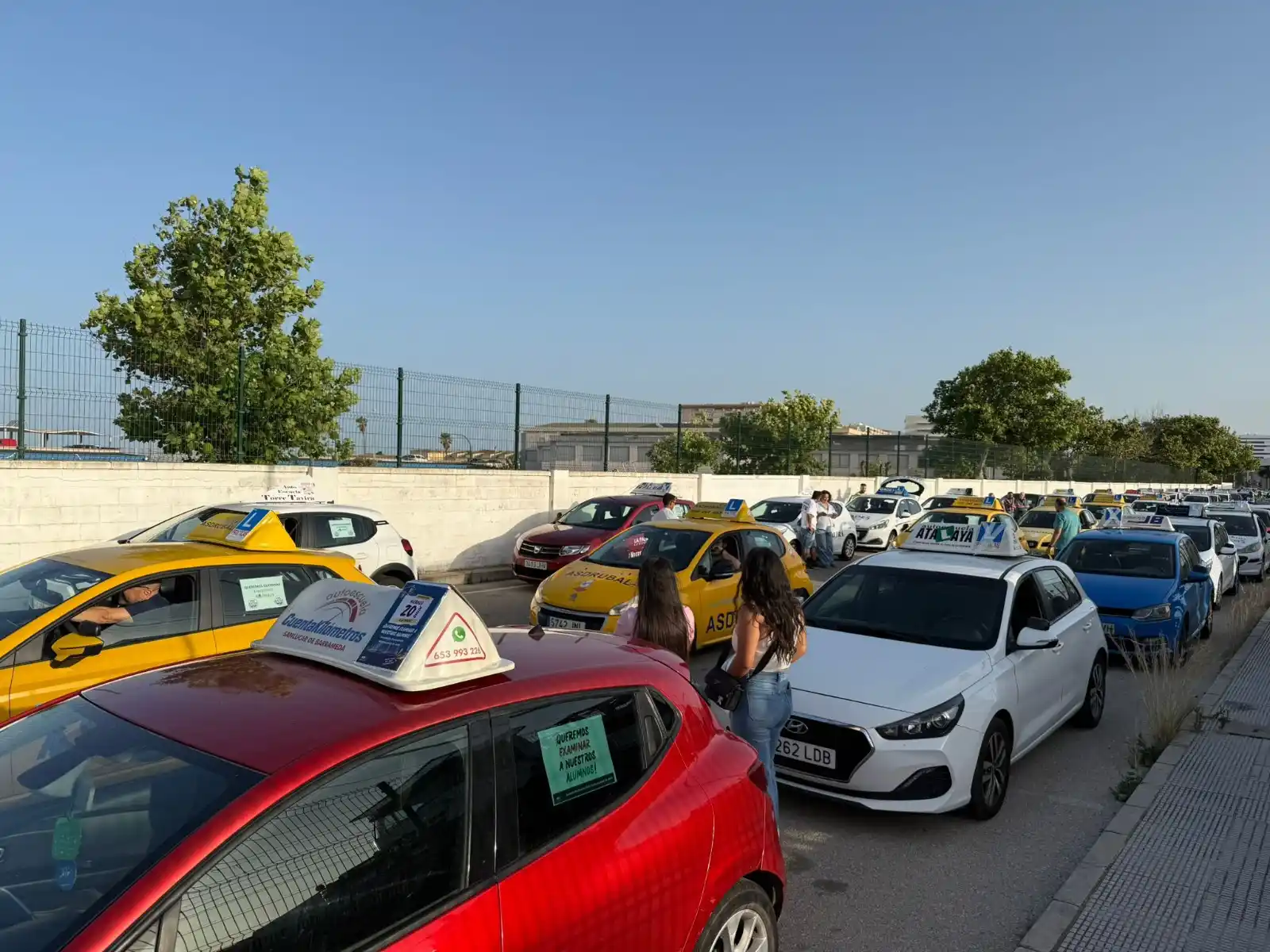 Image from Onda Cádiz: ℹ️ Las autoescuelas de Cádiz dicen “basta”.  Cientos de coches de esta...