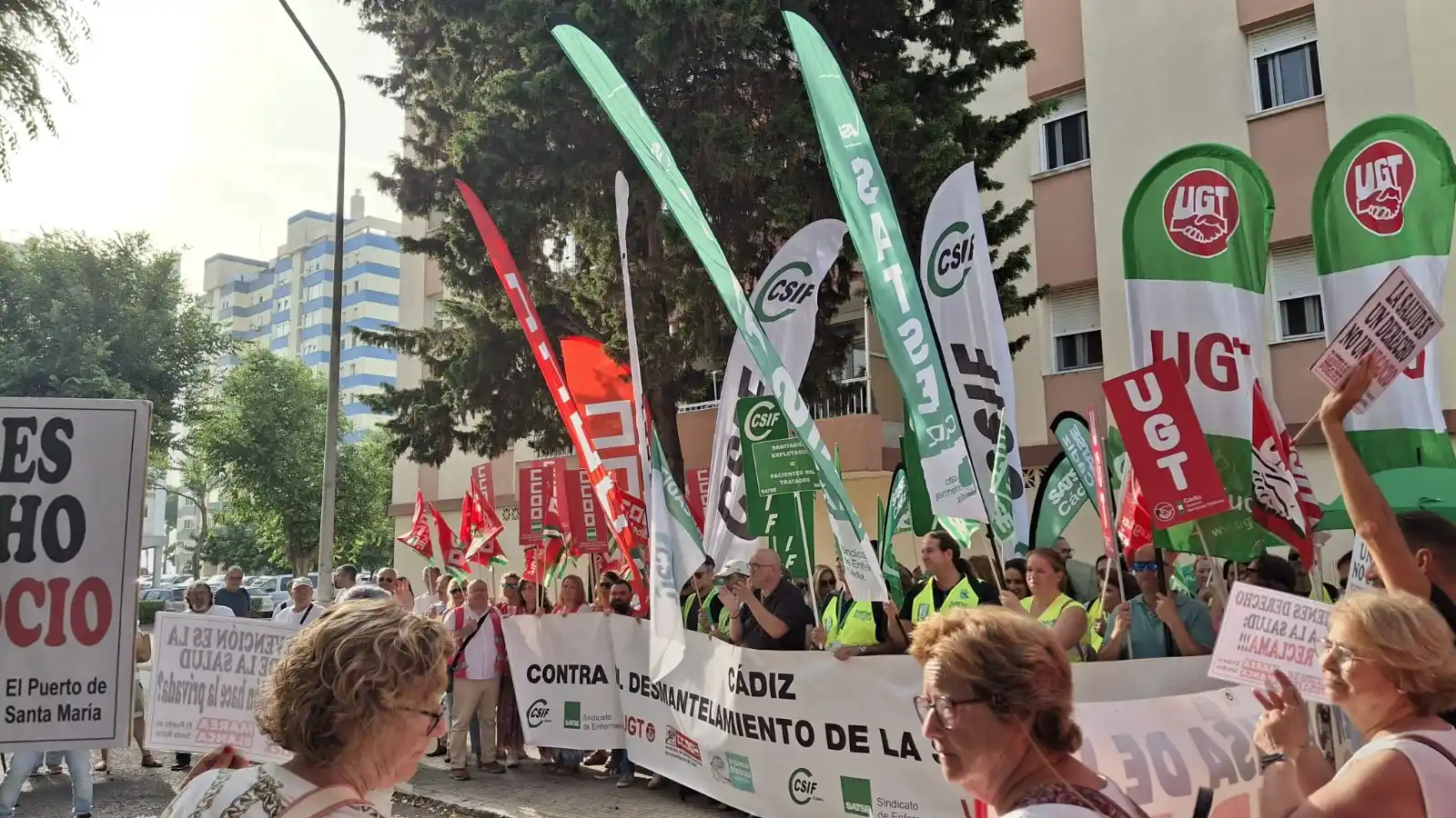 Image from Onda Cádiz: ℹ️ Protesta de Marea Blanca y sindicatos en el centro de salud La Paz ...