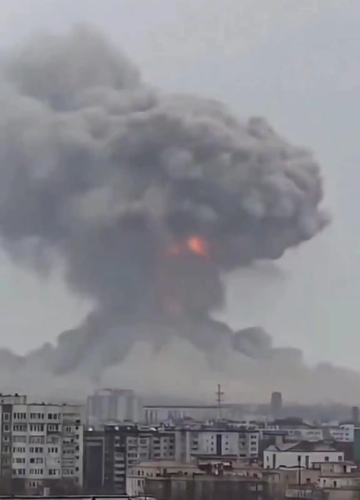 Image from Amal News: *صورة مخيفة للحظة قصف منشآت آراك النووية من قبل المقاتلات ~الإسرائيلية...