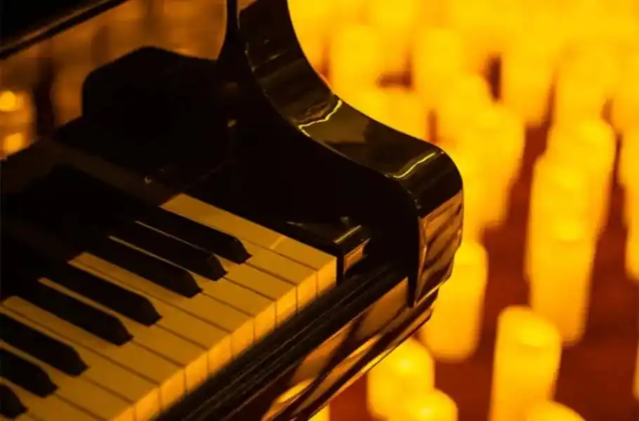 Image from VisitQatar: 🎶🕯️ عِش سحر أعظم أغاني أديل في حفلات كاندل لايت! استمتع بليلة موسيق...