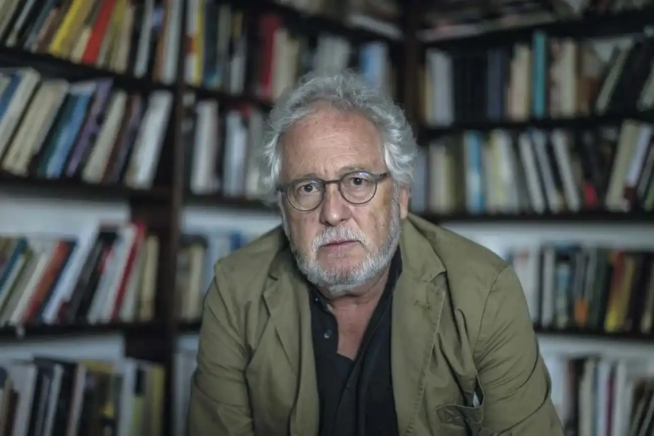 Image from Penguin Libros España: En junio de 2023, el escritor colombiano *Héctor Abad Faciolince* esta...