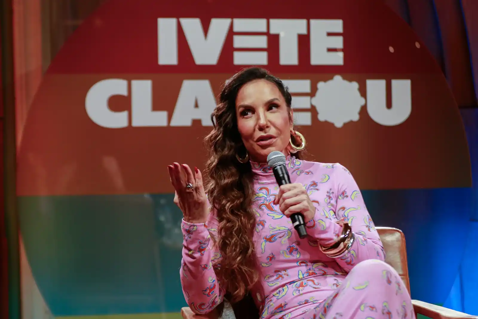 Image from Famosos, Novelas, Realities e Muito Mais | F5: *'O samba é memória afetiva com meu pai e minha mãe', diz Ivete, que l...