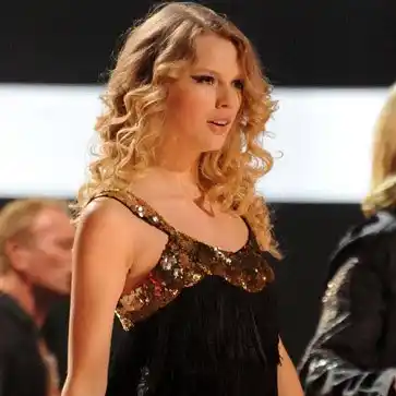 Image from Taylor Swift | Español 💚💛💜❤️🩵🖤: 🔙 | Un día como hoy, hace 16 años, Taylor Swift asistía a los *CMT Mu...