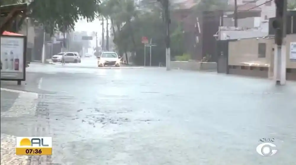 Image from G1 Alagoas : Chuvas fortes causam alagamentos em Maceió e alerta permanece para o l...
