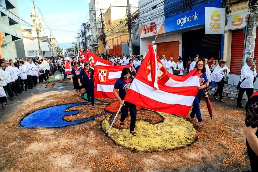 Image from G1 Alagoas : Fiéis lotam ruas do centro de Maceió durante procissão de Corpus Chris...