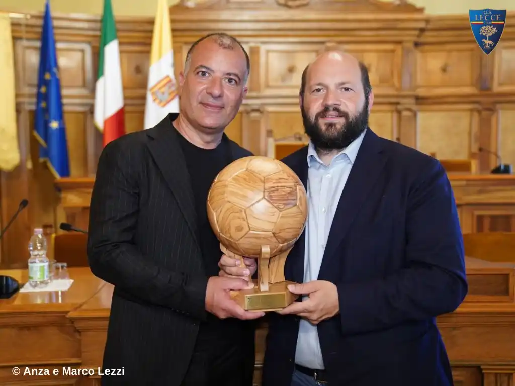 Image from U.S. Lecce: 𝐏𝐫𝐞𝐦𝐢𝐚𝐳𝐢𝐨𝐧𝐞 𝐚𝐥𝐥𝐚 𝐏𝐫𝐨𝐯𝐢𝐧𝐜𝐢𝐚   https://www.uslec...