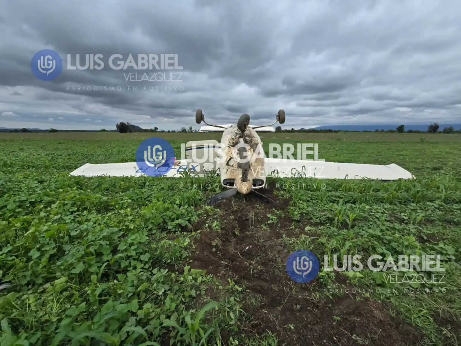Image from Noticias con Luis Gabriel Velázquez: 🔴✈️ *Se desploma una avioneta en Huejotzingo. Hay dos heridos.*  http...