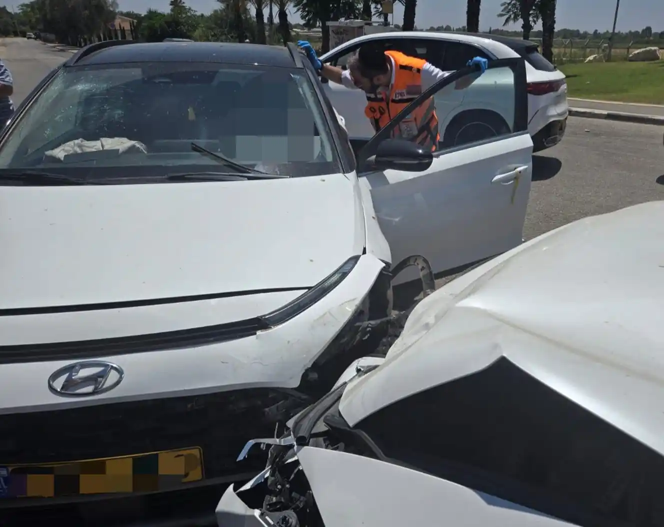 Image from איחוד הצלה: תאונה עם מעורבות שני כלי רכב אירעה בכביש 40 בסמוך למושב נחלים. צוותי...