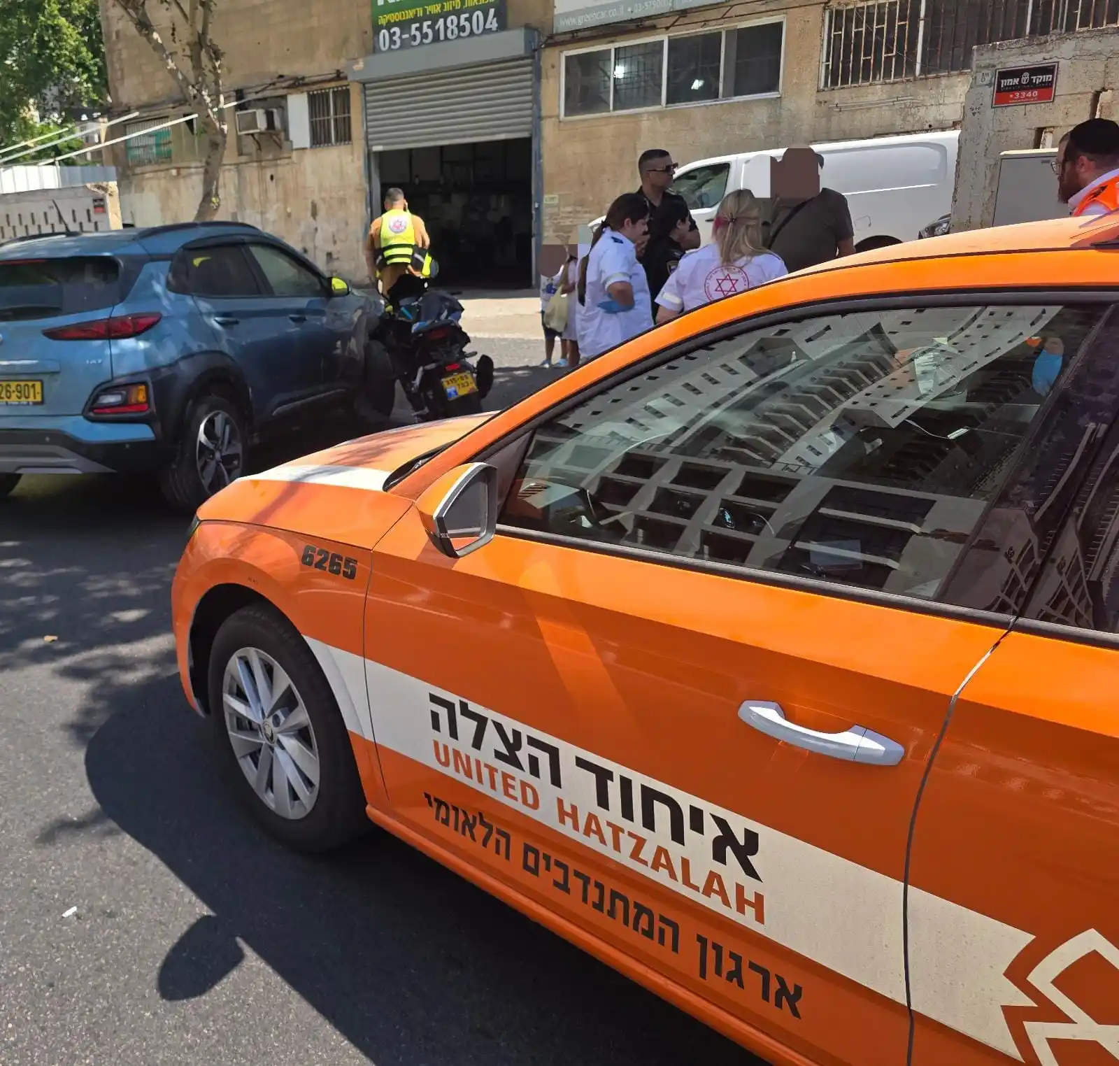 Image from איחוד הצלה: צוותי הרפואה של איחוד הצלה העניקו סיוע רפואי ראשוני לרוכב אופנוע כבן 2...