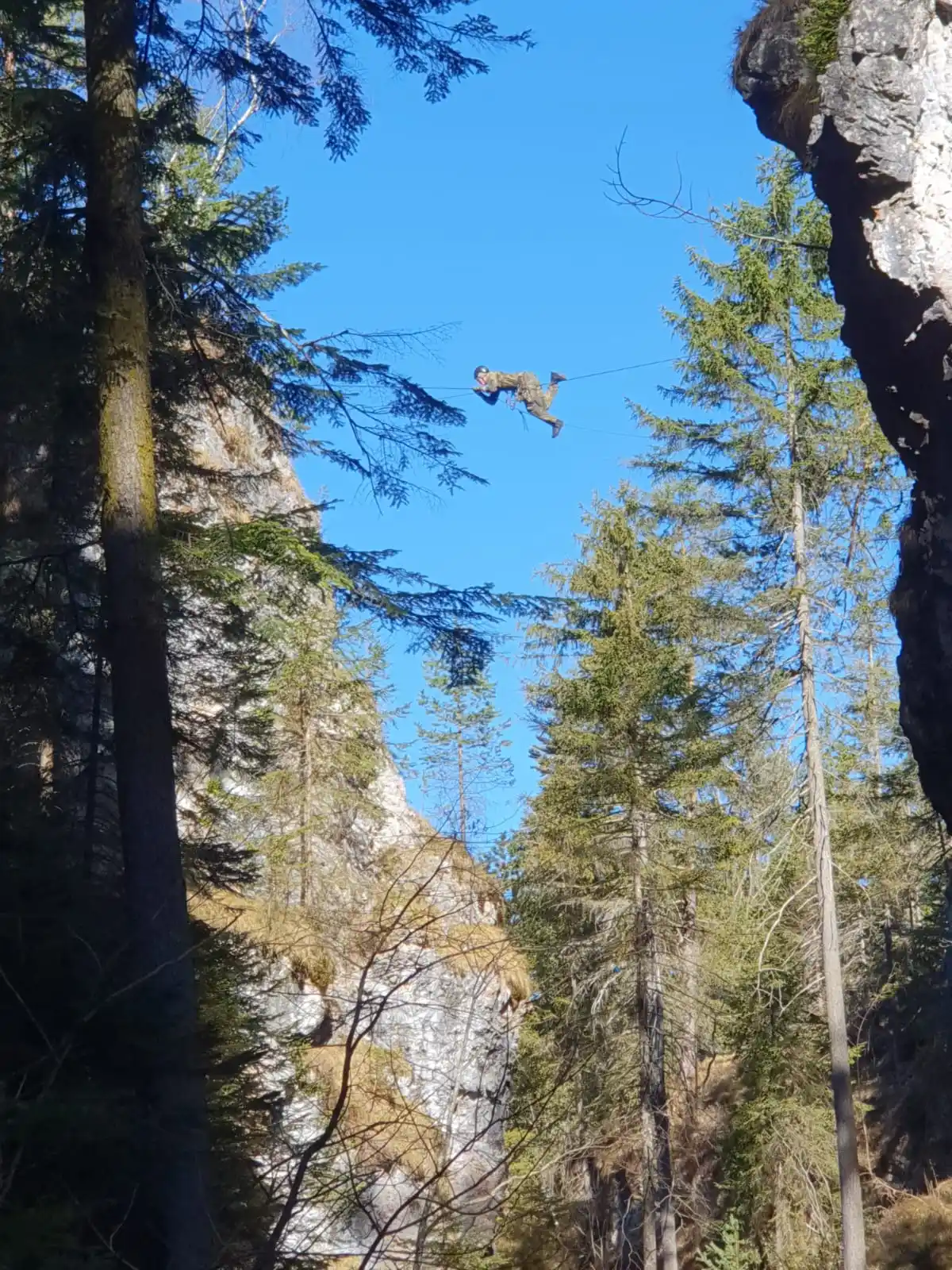 Image from Deutsches Heer: *Adrenalin trifft Gewissenhaftigkeit*🧗  Bei der Gebirgs- und Winterka...