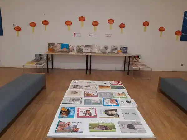 Biblioteca Ángel González (Distrito Latina) post