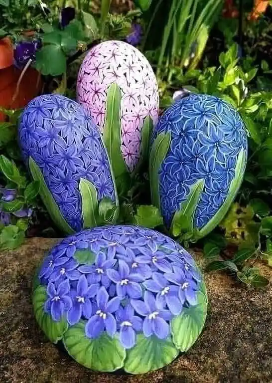 Image from قناة أحلى الكلام🎋🅰🎵🅰🌴: هذا يبدو انه زهور  ولكن فى الحقيقه هذا عمل فني رسم على حجر.. رااائع ꧁أ...