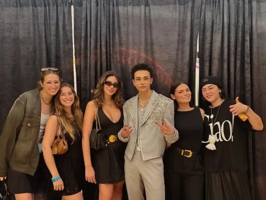 Image from 🫧Luci 🎀: Hyunjin con el staff de Versace...