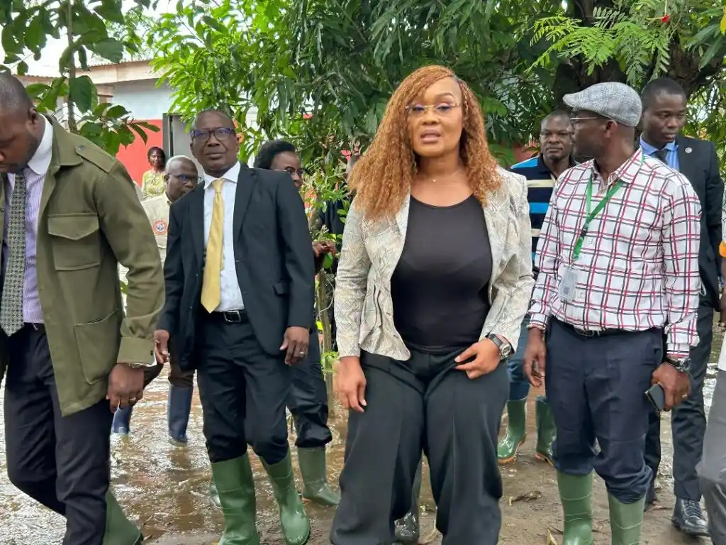 Image from Agence Ivoirienne de Presse: Inondations à Port-Bouët : la ministre Belmonde Dogo apporte le soutie...